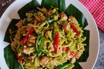 Bagaimana Menyiapkan Oseng Bunga Pepaya dan Tempe Anti Gagal