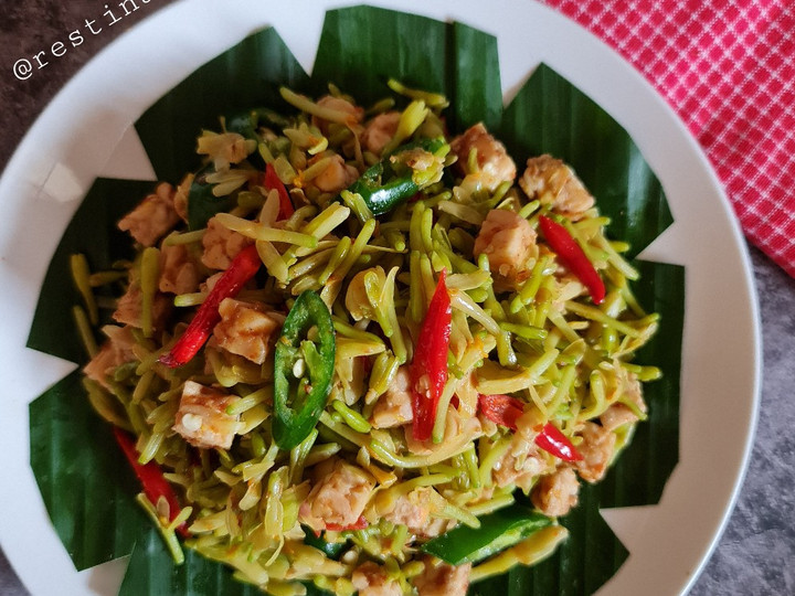 Bagaimana Menyiapkan Oseng Bunga Pepaya dan Tempe Anti Gagal