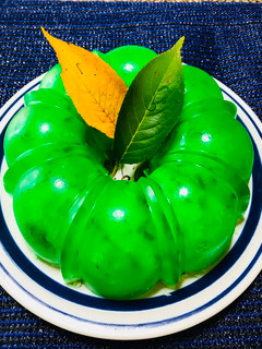 Una foto de Gelatina flotante rellena 3 leches queso crema y gelatina adentro!