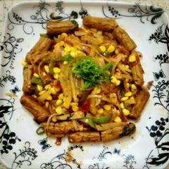 A picture of Zingy pepper chicken sausages & sweet corn.