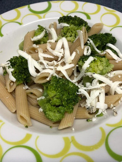 Una foto de Pasta integral con brócoli y queso Monte Enebro🧀