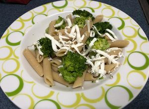 Una foto de Pasta integral con brócoli y queso Monte Enebro🧀