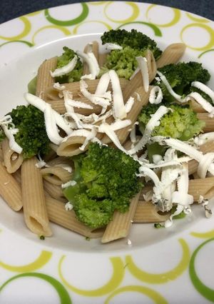 Una foto de Pasta integral con brócoli y queso Monte Enebro🧀