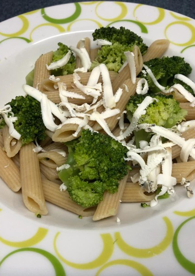 Una foto de Pasta integral con brócoli y queso Monte Enebro🧀