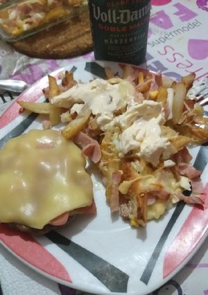 Una foto de Hamburguesa y patatas tipo cheese bacon o como se diga