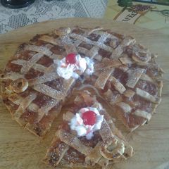 A picture of Apple pumpkin pizza pie.
