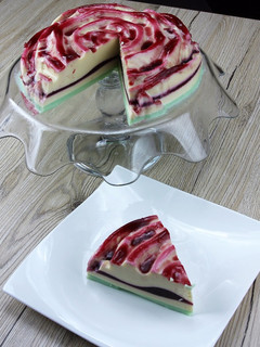 Una foto de Gelatina de tres leches con sabor fresas y menta