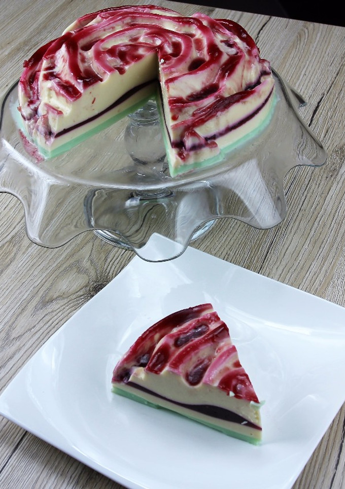 Una foto de Gelatina de tres leches con sabor fresas y menta