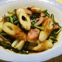 A picture of Simmered Chinese Chives, Sausages and Chikuwa Fishcake.