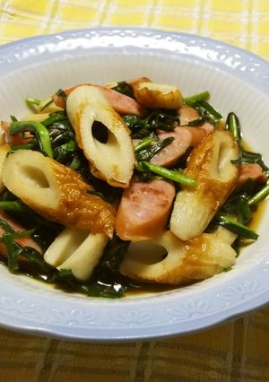 A picture of Simmered Chinese Chives, Sausages and Chikuwa Fishcake.