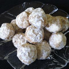 A picture of Almond Snowballs.