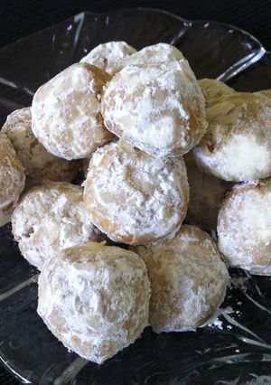 A picture of Almond Snowballs.