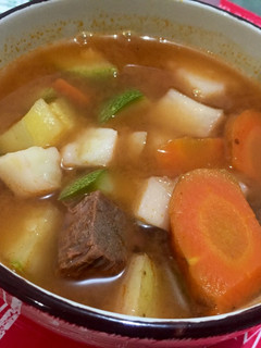 Una foto de Caldo de verduras con trozos de carne