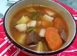 Una foto de Caldo de verduras con trozos de carne