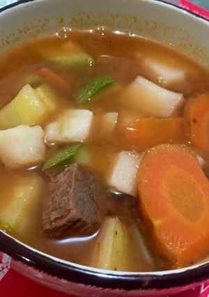 Una foto de Caldo de verduras con trozos de carne