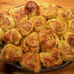 A picture of Rubarb and vanilla buns.