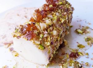 Foto principal de Queso de cabra con pistacho, nueces y miel tibia