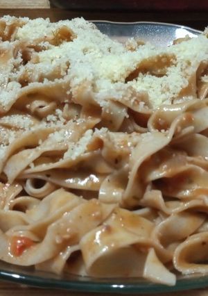Una foto de Fideos caseros cinta al huevo con salsa mixta