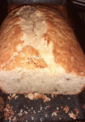 Una foto de Torta budín de yogur de frutilla 🍓
