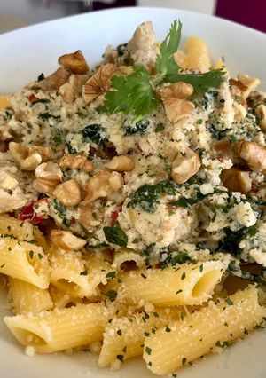 Una foto de Pasta con pollo, espinacas y queso ricotta 🍝🥬🐔