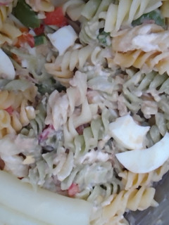 Una foto de Ensalada de pasta con salsa rosa