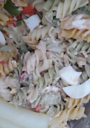 Una foto de Ensalada de pasta con salsa rosa