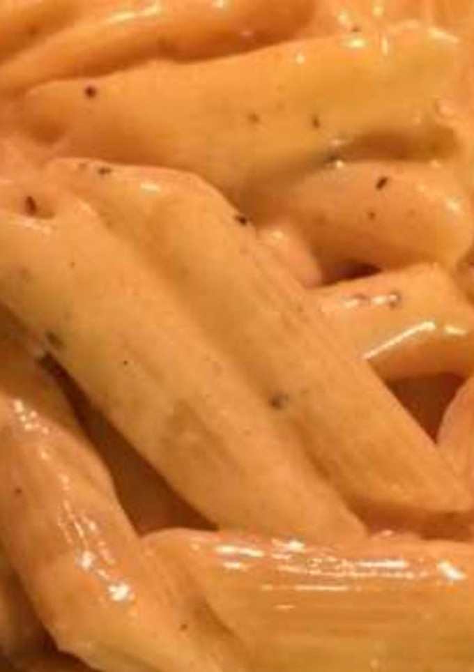 A picture of Buffalo chicken pasta.