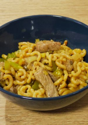 Una foto de Wok de secreto ibérico con pasta para fideuà en salsa Hoisin