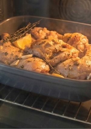 Una foto de Pollo al horno con romero y limón