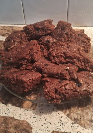 Una foto de Brownies veganos súper húmedos con pasas de uva