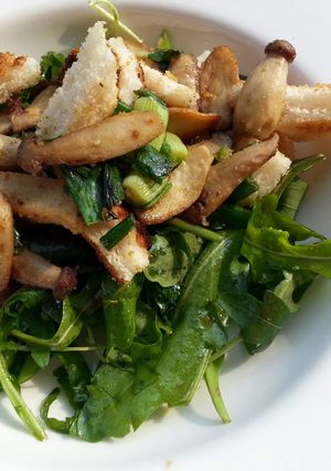 A picture of Mushroom and arugula salad(breakfast/side dish)vegan.