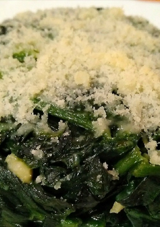 Una foto de Espinacas al ajillo, fácil, rápido, barato y saludable