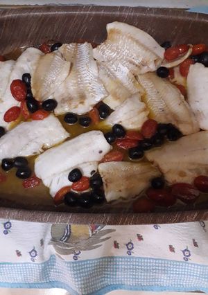 Foto di Nasello al forno con pomodorini e olive nere denocciolate