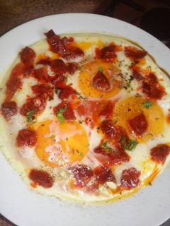 Una foto de Huevos con tomate y chorizo al vapor