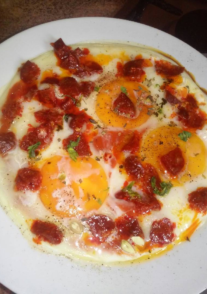 Una foto de Huevos con tomate y chorizo al vapor