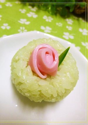 A picture of Onigiri with a Kamaboko Rose.