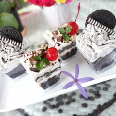 A picture of I'm not a good baker ,but i serve good dessert : chocolately brownies with Oreo Whipped Cream :).