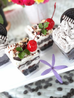 A picture of I'm not a good baker ,but i serve good dessert : chocolately brownies with Oreo Whipped Cream :).