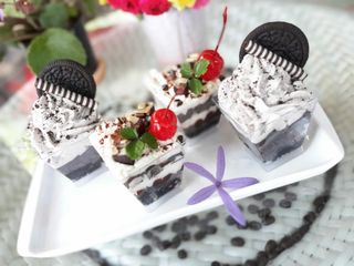 I'm not a good baker ,but i serve good dessert : chocolately brownies with Oreo Whipped Cream :)