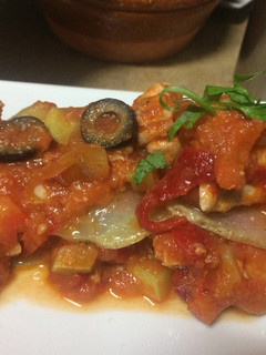 Una foto de Bonito con tomate y pimientos con patatas