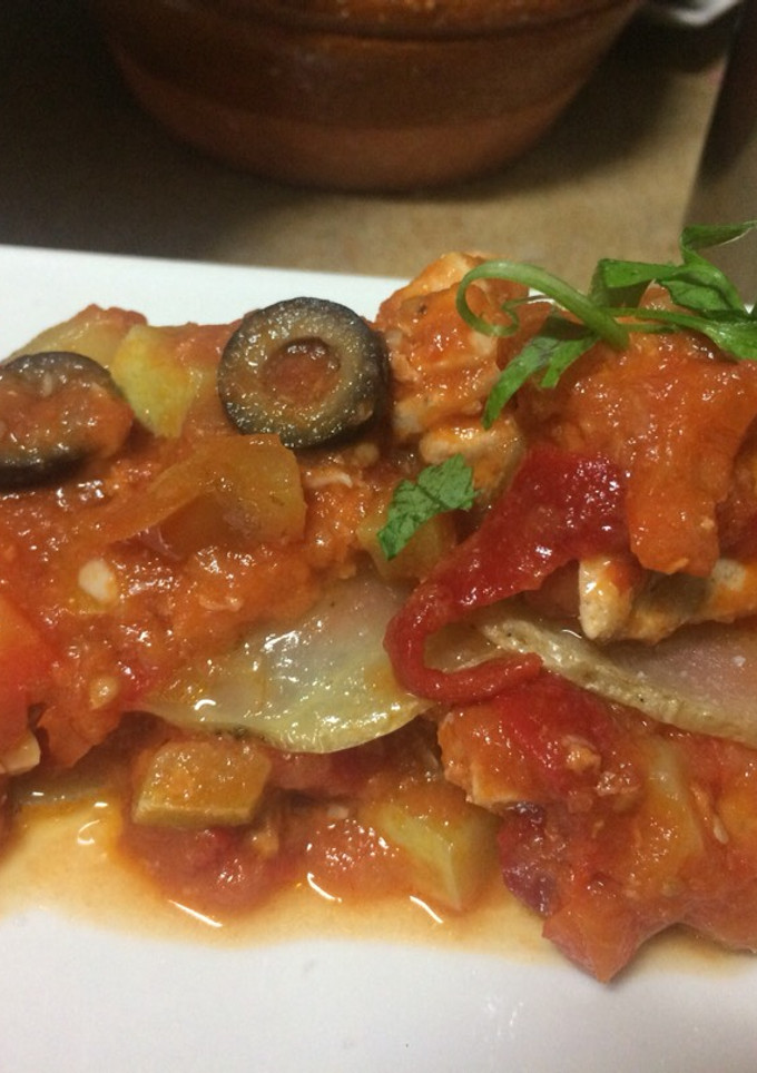 Una foto de Bonito con tomate y pimientos con patatas