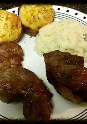 A picture of Honey BBQ ribs with cheese bread.