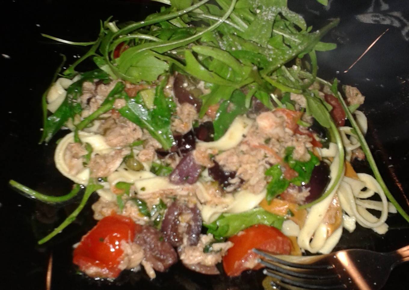 Simple pasta with tuna, tomato, cappuccino and olives