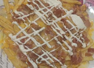 Una foto de Patatas con bacon y 4 quesos (Bacon cheese fríes🇱🇷)