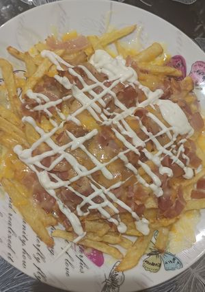 Una foto de Patatas con bacon y 4 quesos (Bacon cheese fríes🇱🇷)
