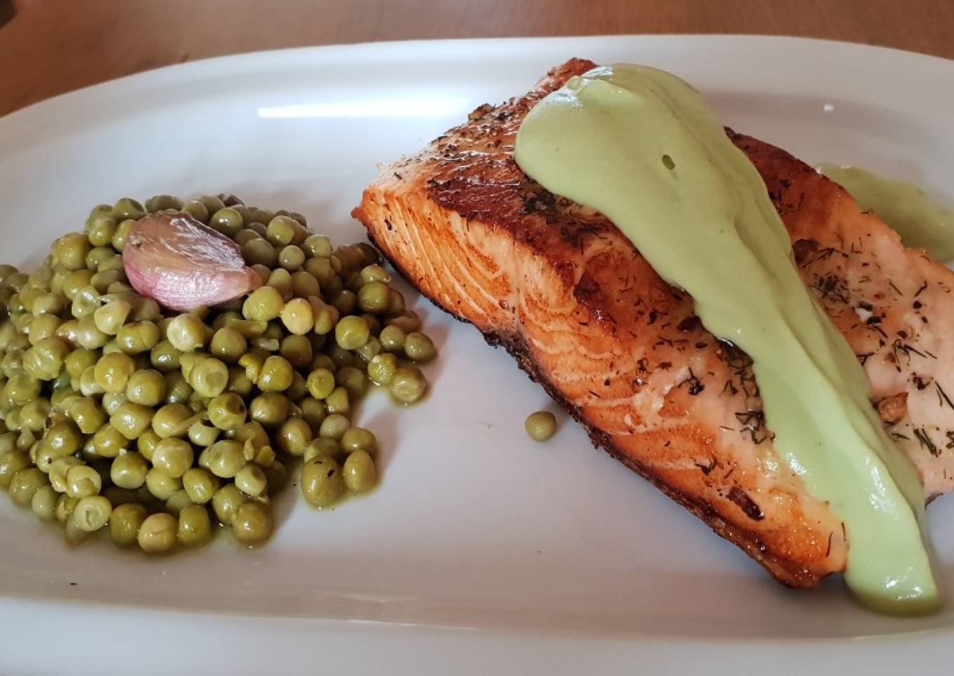 Salmón a la plancha con salsa de aguacate