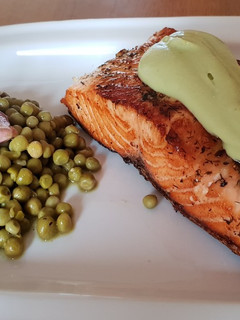 Una foto de Salmón a la plancha con salsa de aguacate