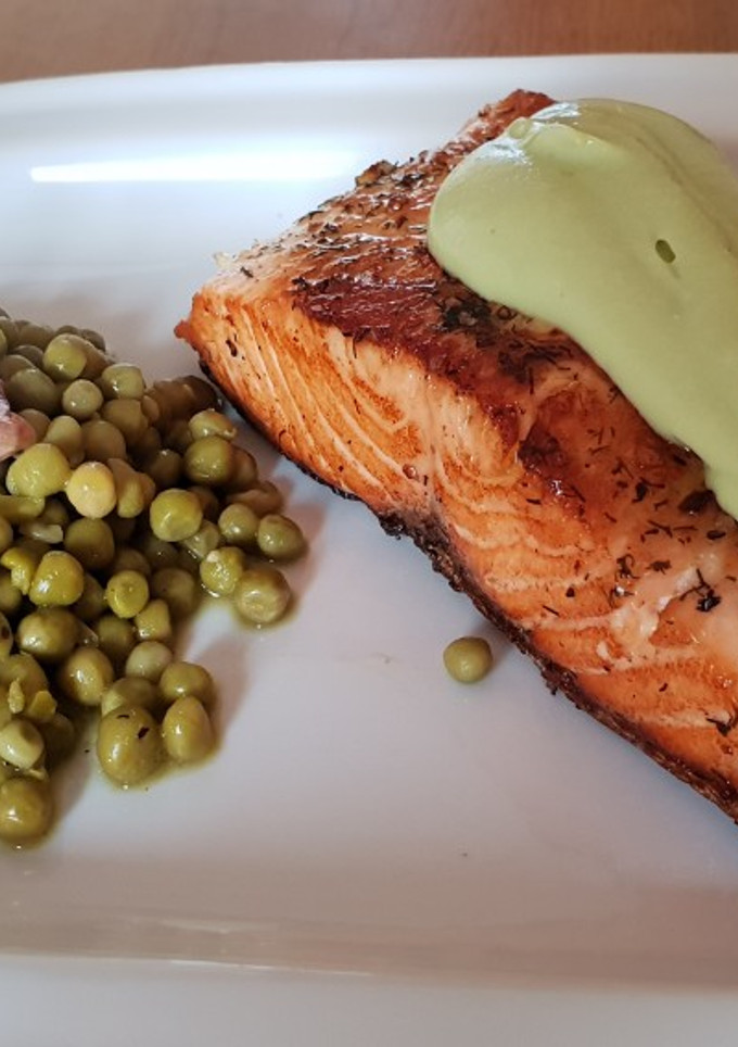 Una foto de Salmón a la plancha con salsa de aguacate