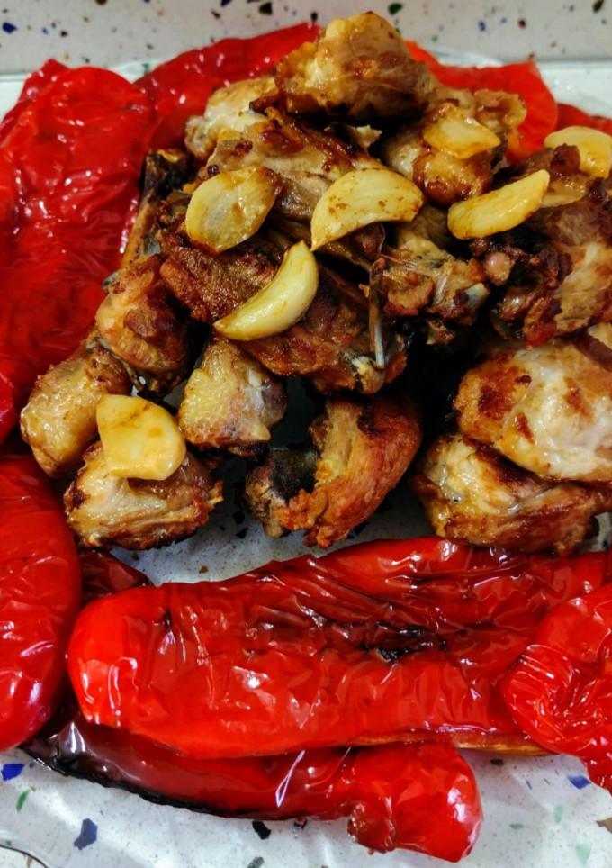Una foto de Picantón y pimientos fritos