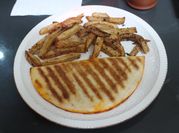 Una foto de tortillas de trigo con atun